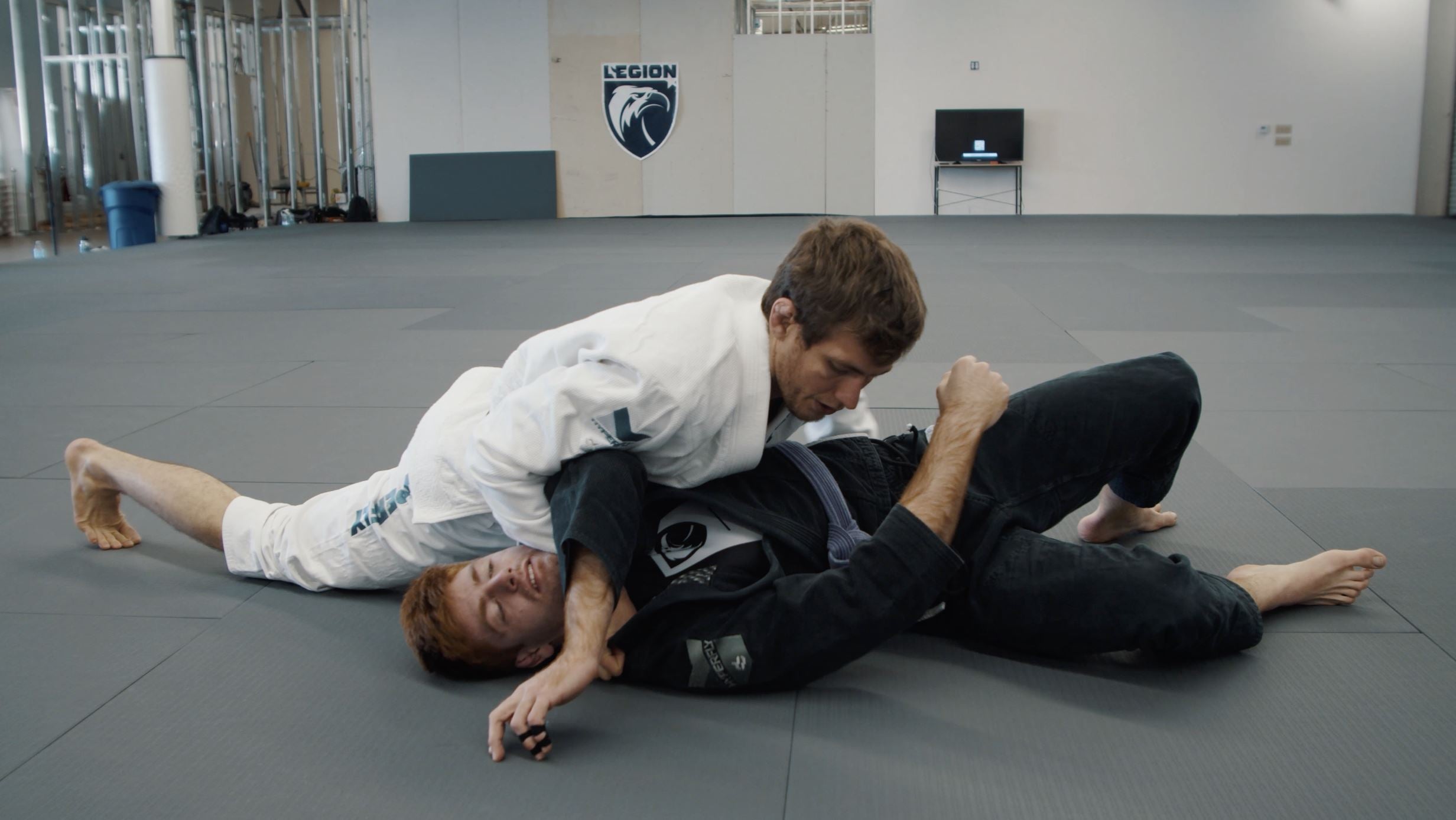 Keenan Cornelius Shows 3 Variations Of The Paper Cutter Choke